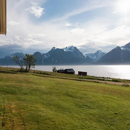 Lyngen North Semesteranläggning (resort) Rotsund